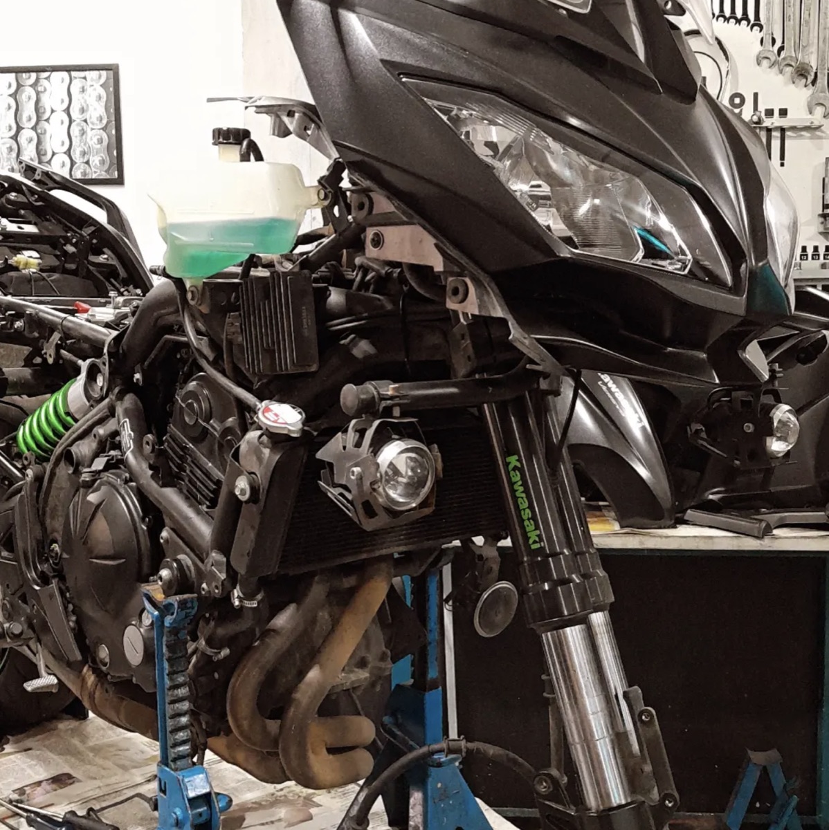 Detalhe de moto Kawasaki em serviço técnico